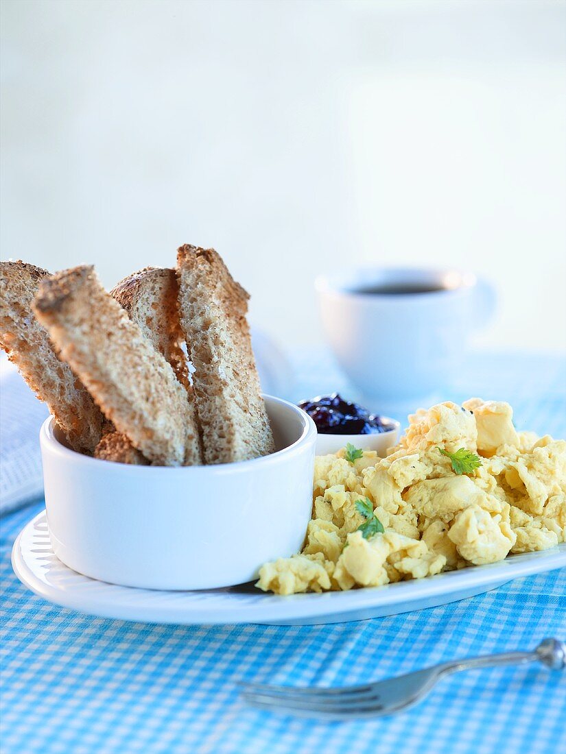 Rührei mit Toaststreifen, Marmelade, Kaffee