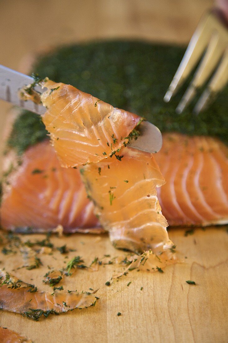 Graved Lachs aufschneiden