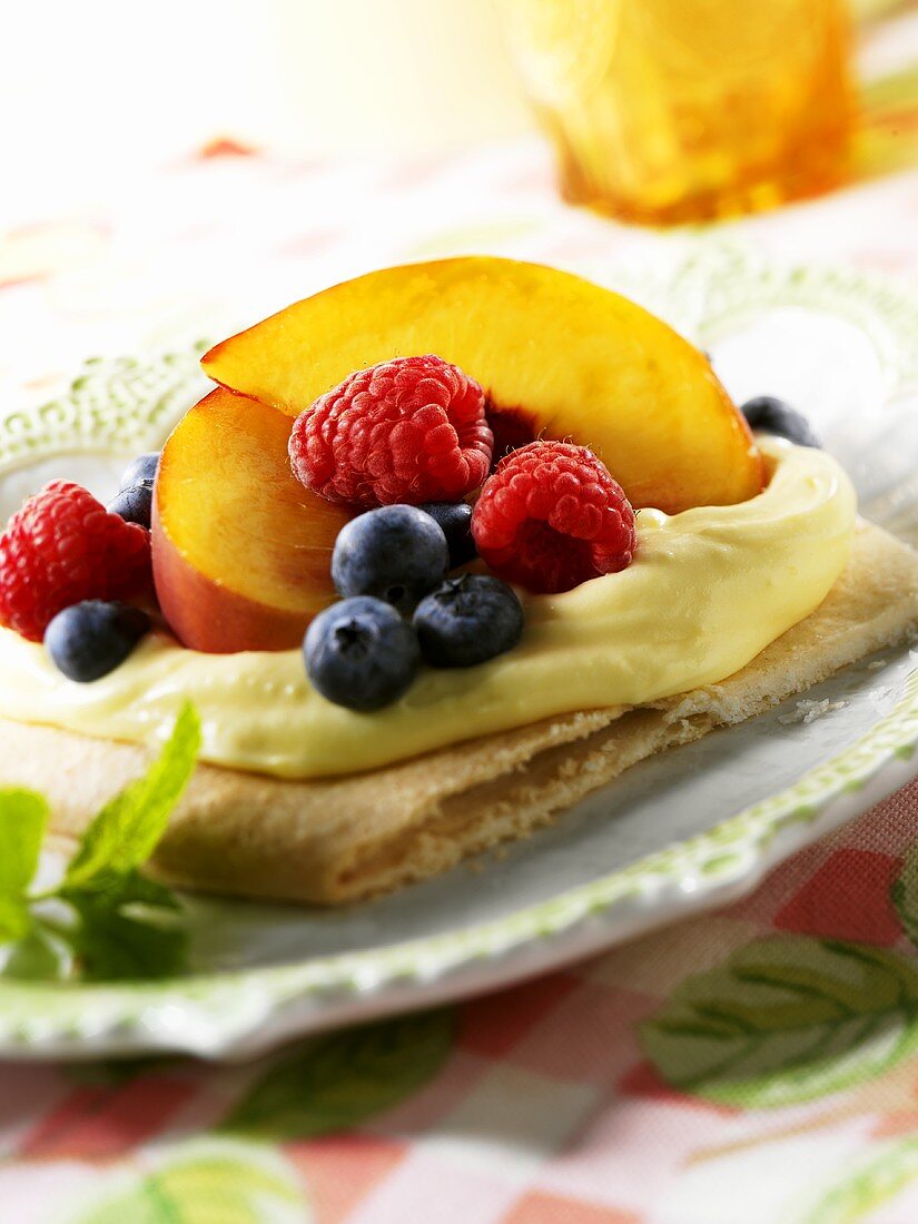 Crepes mit Vanillecreme und Obst