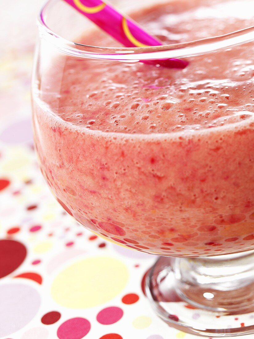 Beerensmoothie mit Strohhalm