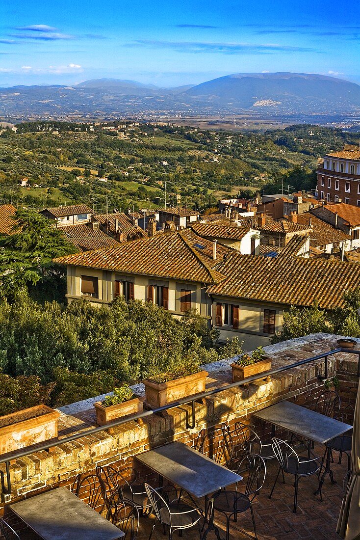 Terrasse eines Restaurants mit Blick über Häuser (Toskana)