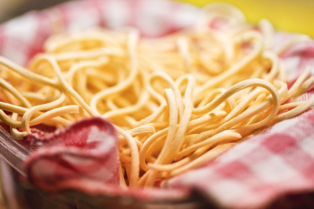 Getrocknete Linguine im Korb