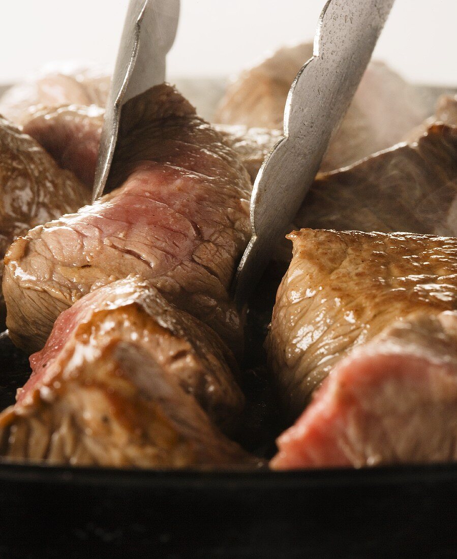 Rindfleisch in Pfanne braten (Nahaufnahme)