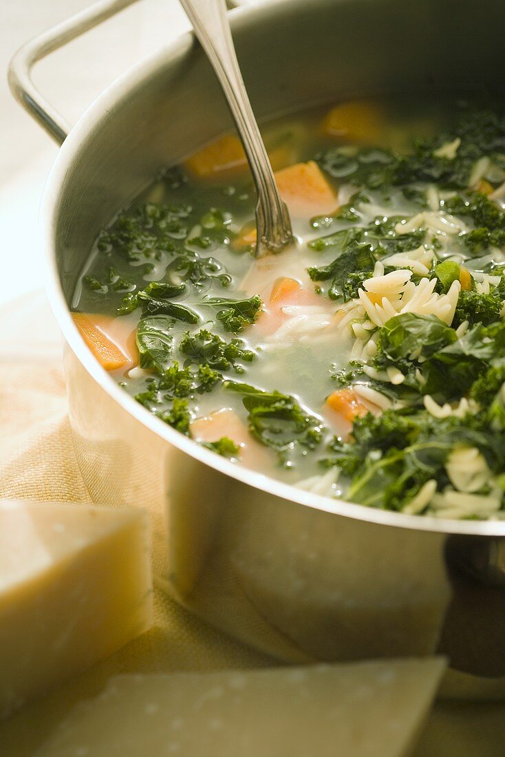Grünkohl-Süsskartoffel-Suppe mit Gerste