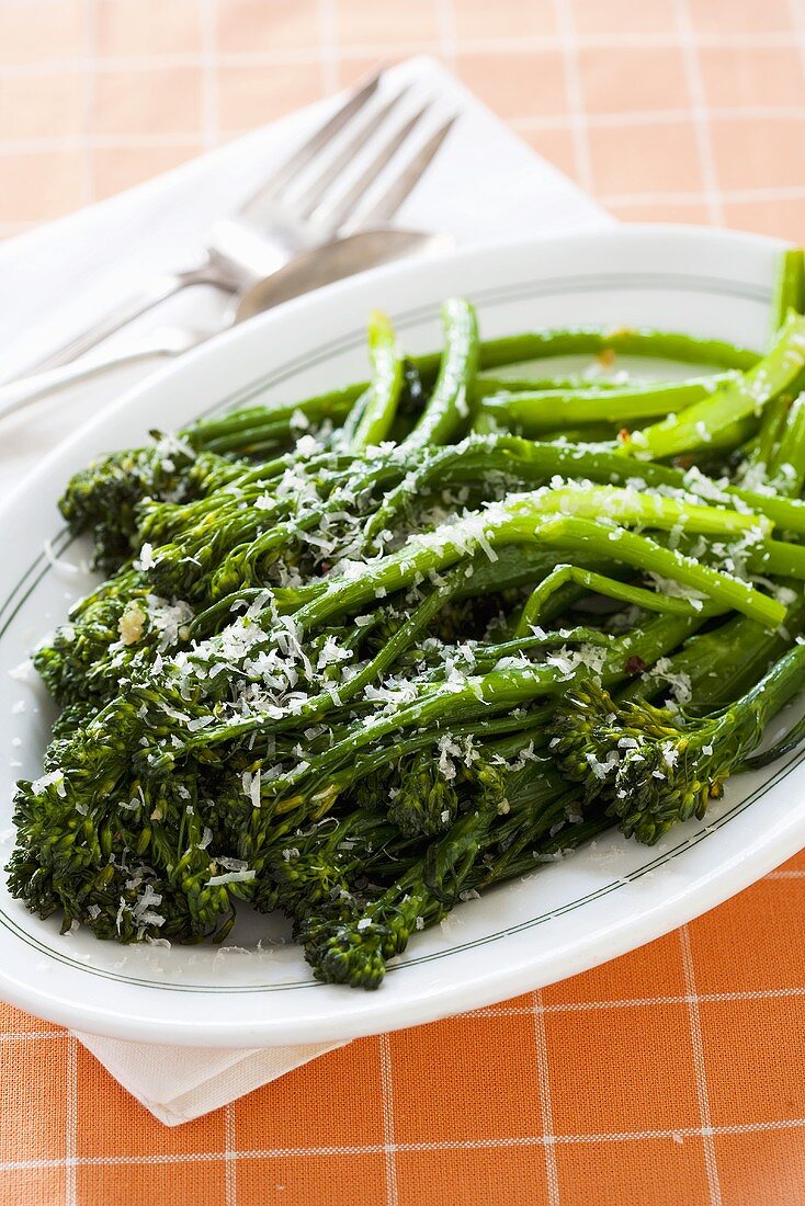 Gedämpfter Broccolini mit geriebenem Parmesan