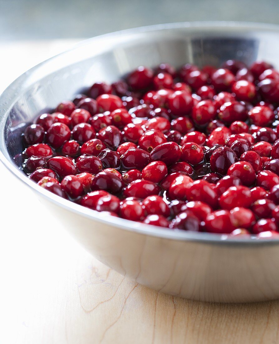 Viele Cranberries in Wasserschüssel