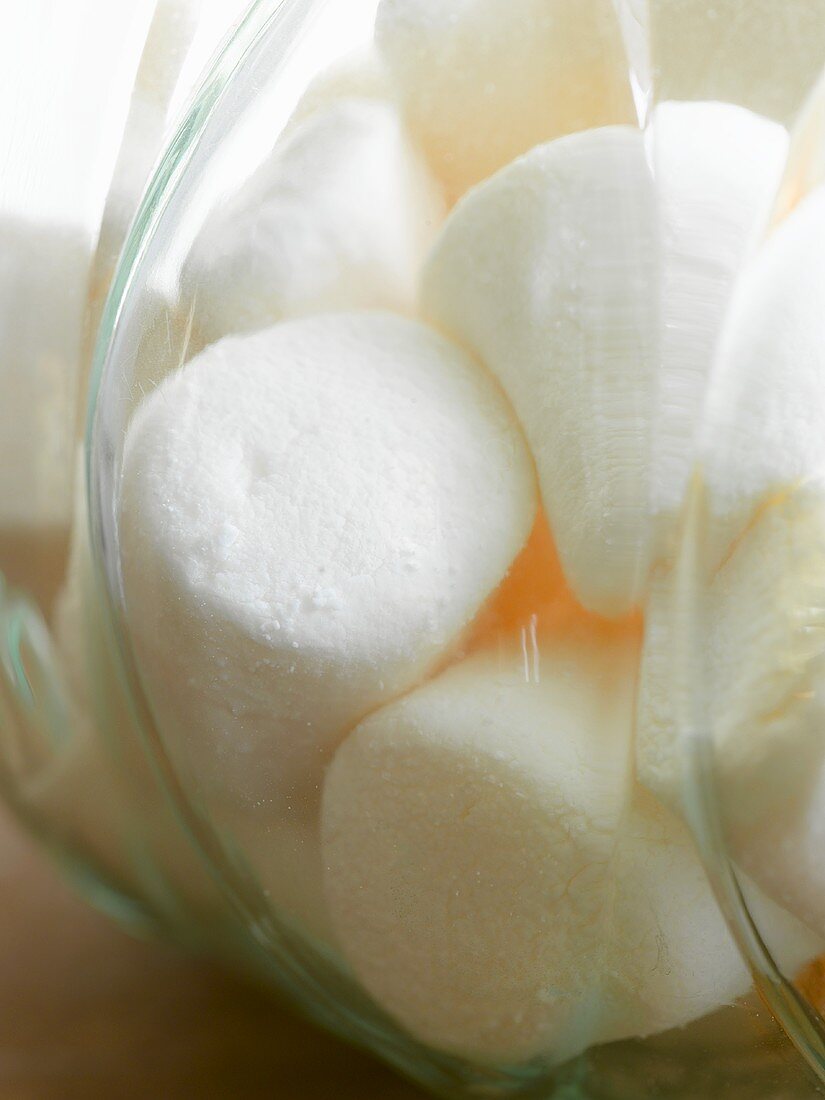 Marshmallows im Vorratsglas (Close Up)