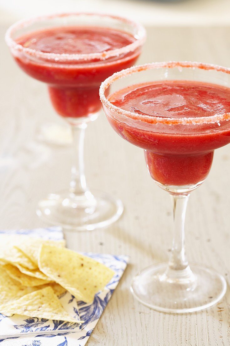 Zwei Gläser Frozen Strawberry Margarita mit Salzrand