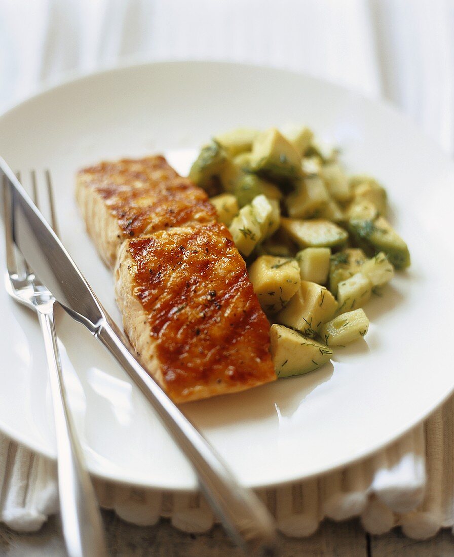 Gebratenes Lachsfilet mit Avocado-Gurken-Salat