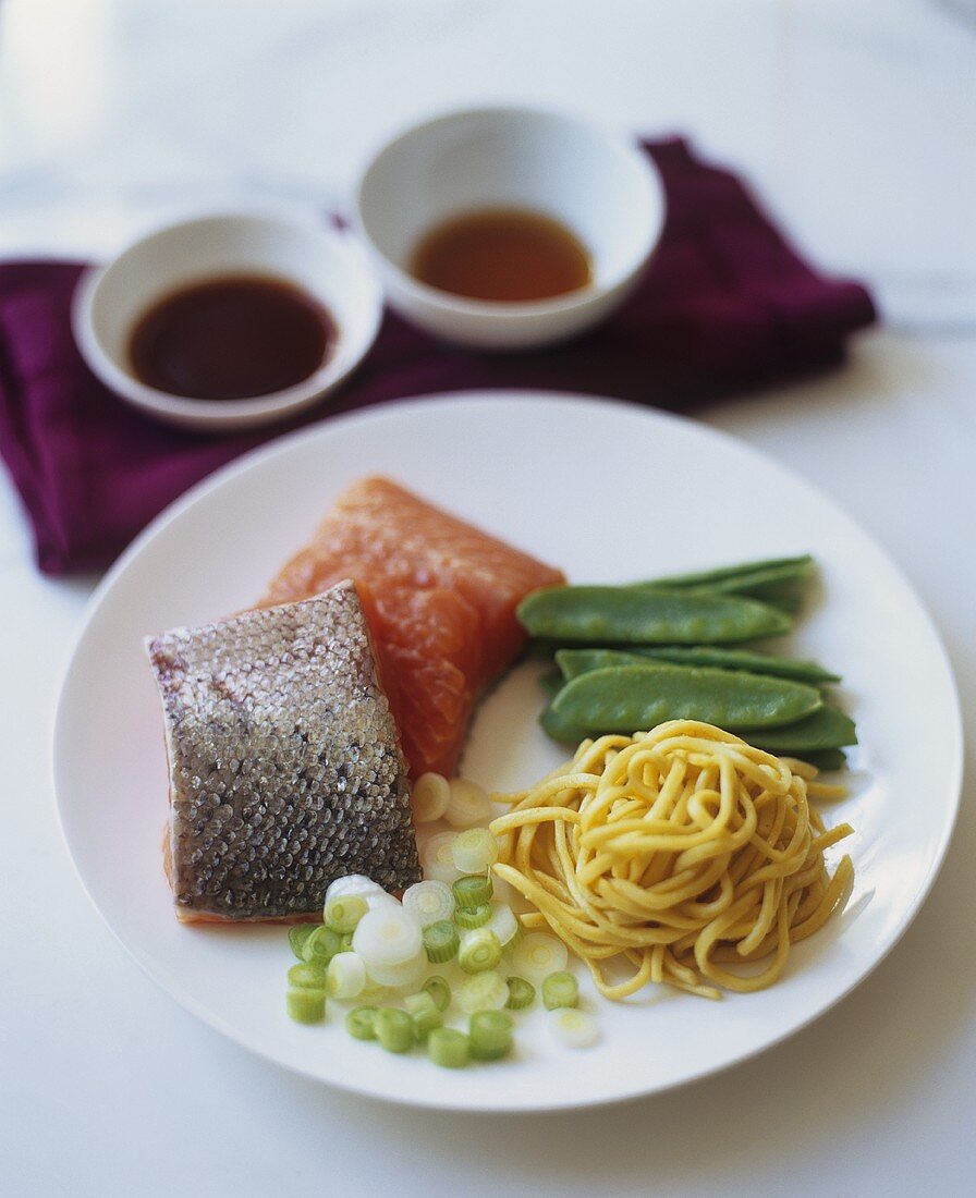 Lachsfilet, Zuckerschoten, Nudeln, Frühlingszwiebeln (Asien)