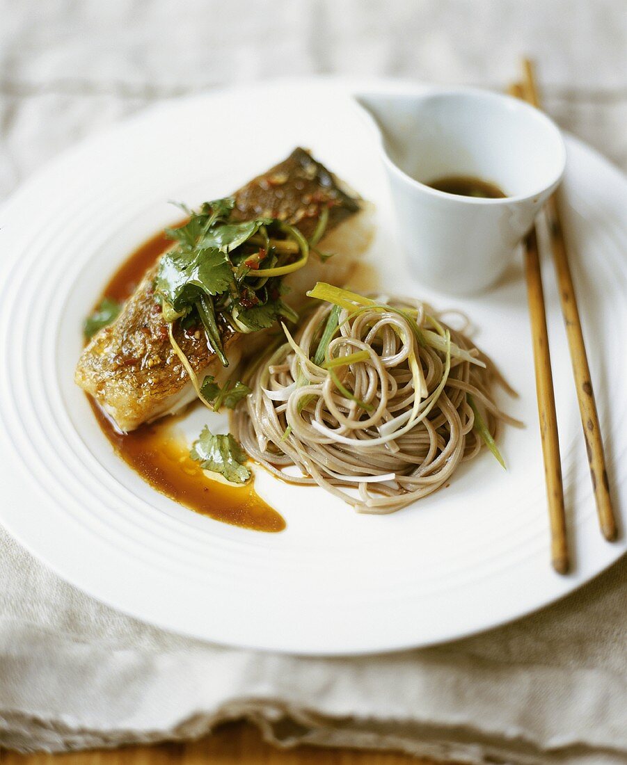 Frittiertes Lachsfilet mit Sobanudeln (Asien)