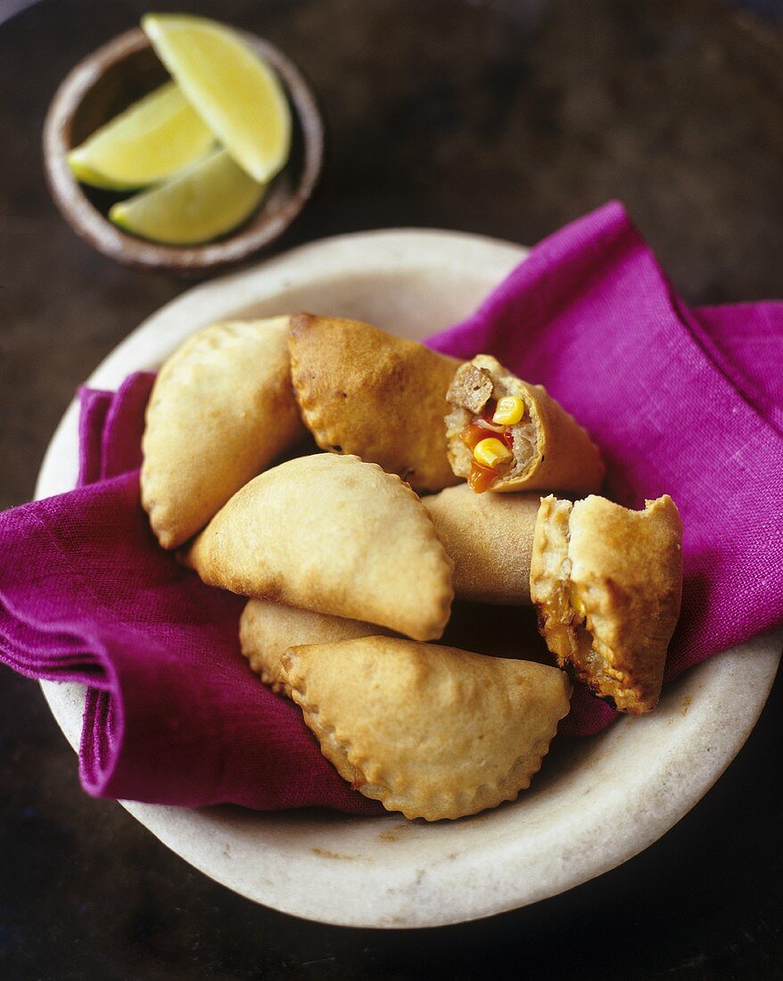 Empanadas in Schale mit Stoffserviette