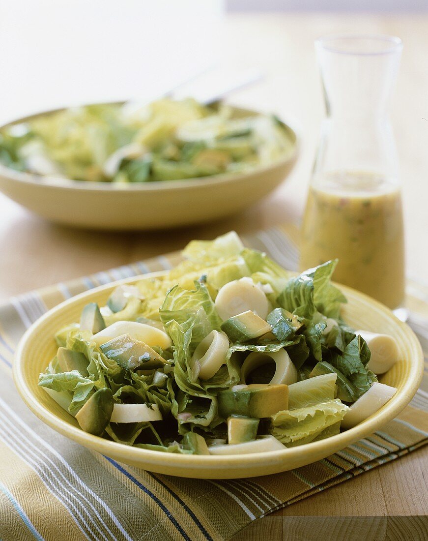 Romanasalat mit Avocados und Palmherzen, Dressing in Flasche