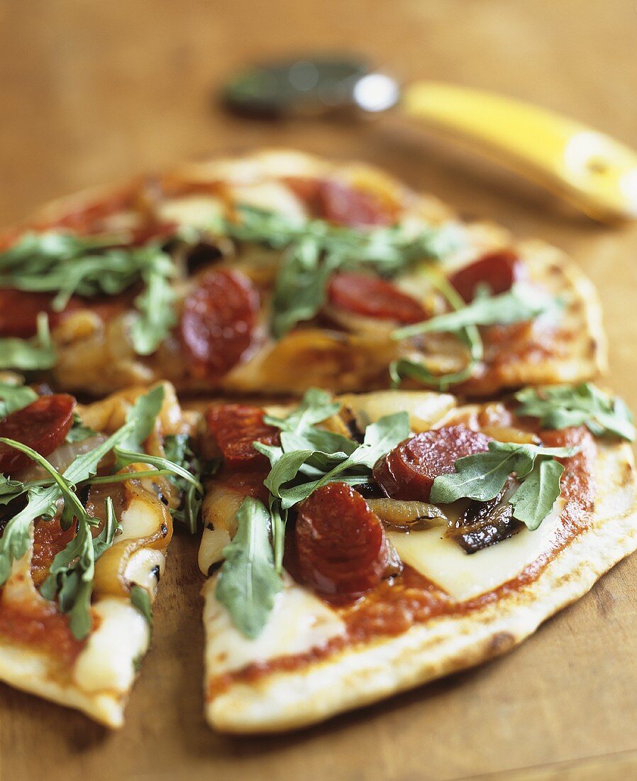 Pizza mit Chorizo, Zwiebeln und Rucola