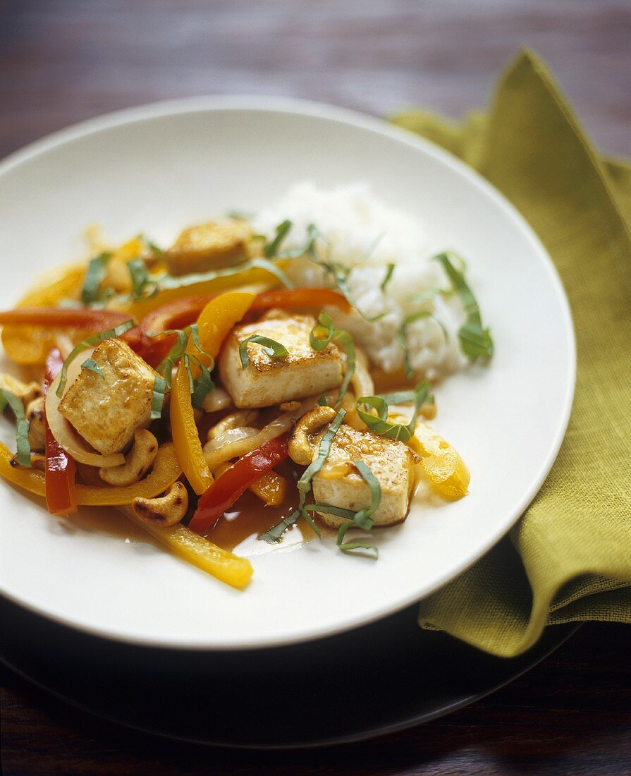 Gebratener Tofu mit Gemüse und Reis