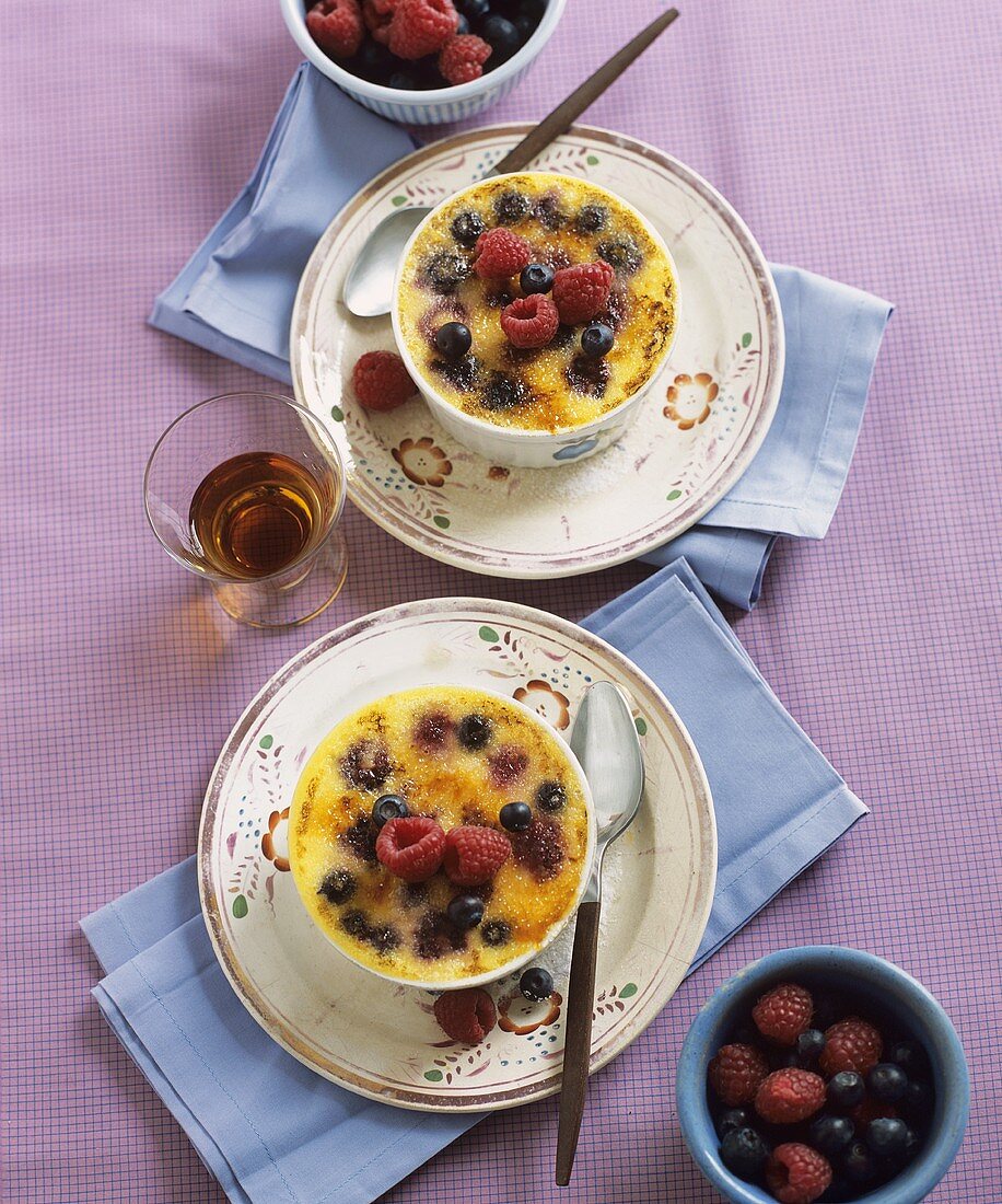 Crème brûlée mit Beeren (Draufsicht)