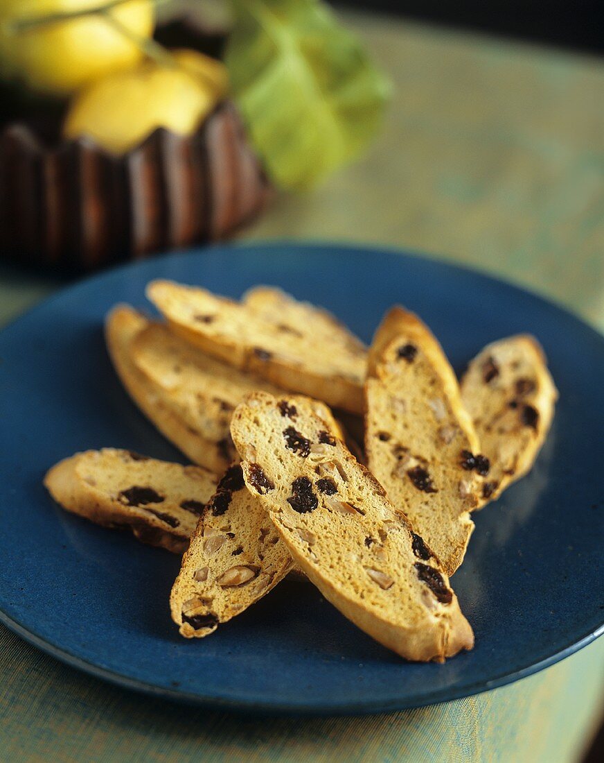 Mandel-Rosinen-Biscotti auf blauem Teller