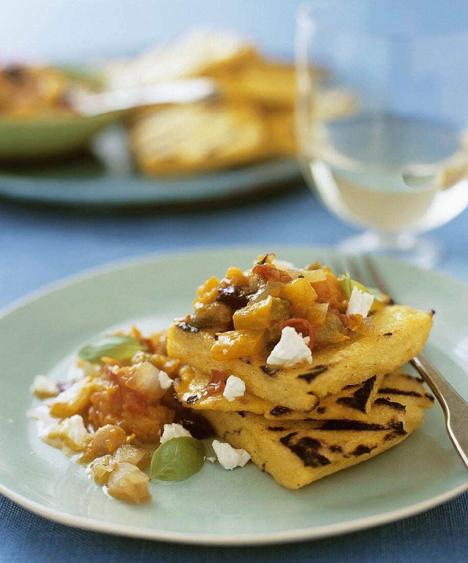 Polenta mit mediterranem Gemüsekompott und Feta