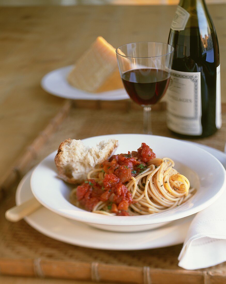 Spaghetti mit Tomaten, Brot, Rotwein