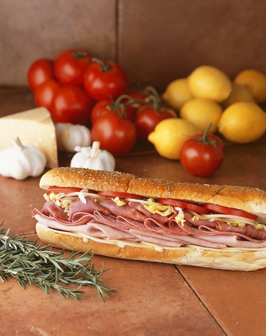 Sub-Sandwich mit Wurst und Schinken