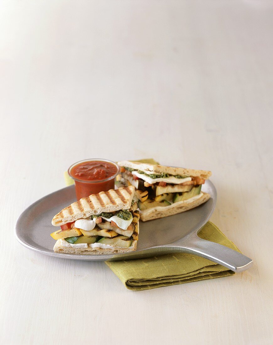 Gegrillte Fladenbrot-Sandwiches mit Gemüse und Käse