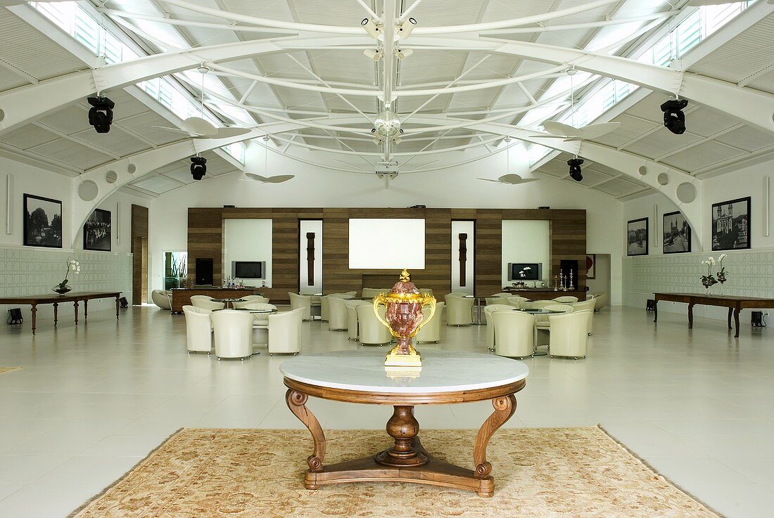 An antique wooden table from the 18th century topped with Carrara marble on a Aubusson rug in the entrance hall