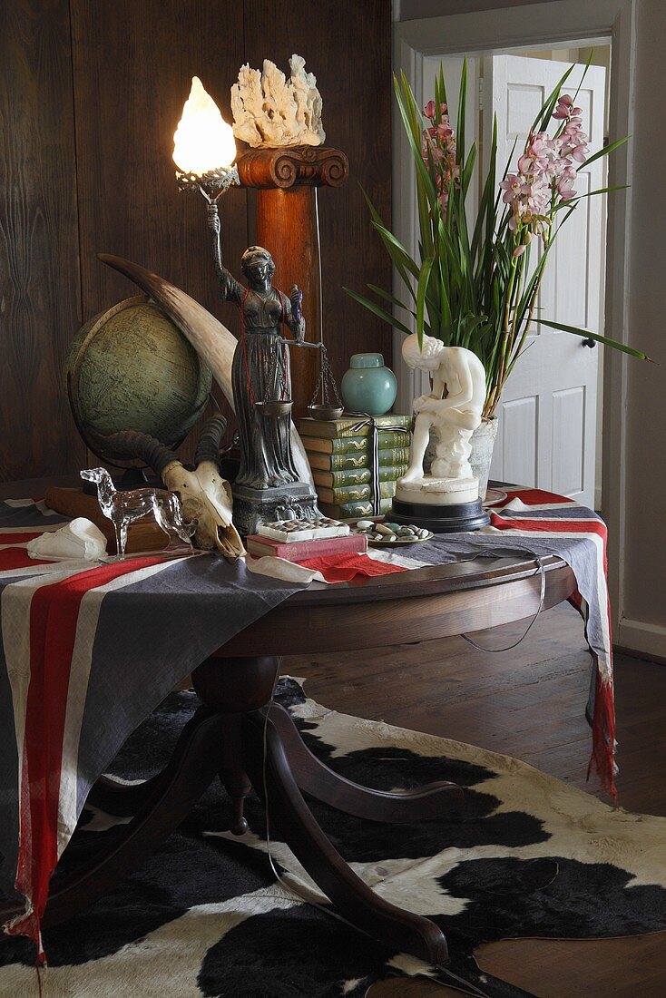 Verschiedene Antiquitäten und Sammelobjekte auf einem Tisch mit der englischen Flagge als Tischdecke