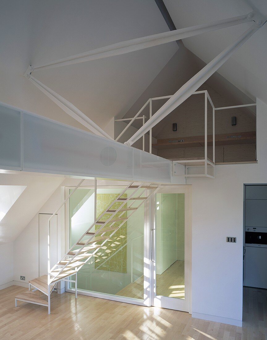 Ausgebauter Dachraum mit Treppe und Galerie im offenen Wohnraum und quer gespannten Träger mit Beleuchtungskörper
