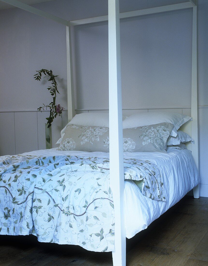 Ländliches Schlafzimmer mit Himmelbett
