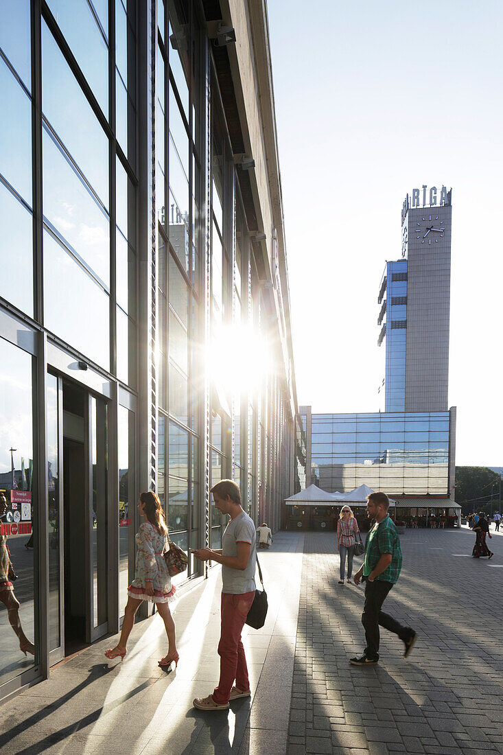 Uhrenturm, Vorplatz und Eingang zum Hauptbahnhof, Bahnhofsplatz, Riga, Lettland