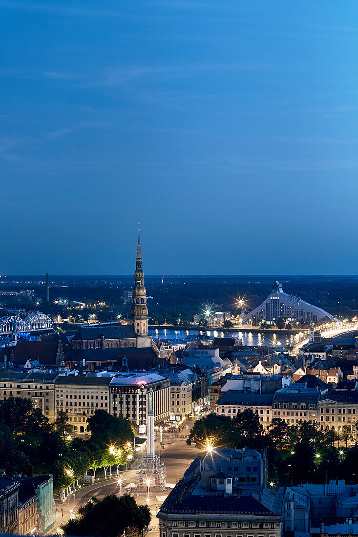 Blick über die Altstadt bei Nacht, Freiheitsdenkmal, St. Petri Kirche, Fluss Daugava, Nationalbibliothek, Altstadt, Riga, Lettland