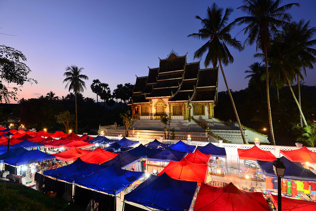 Markt am Wat Ho Phra Bang am Königspalast, Luang Prabang, Laos, Asien