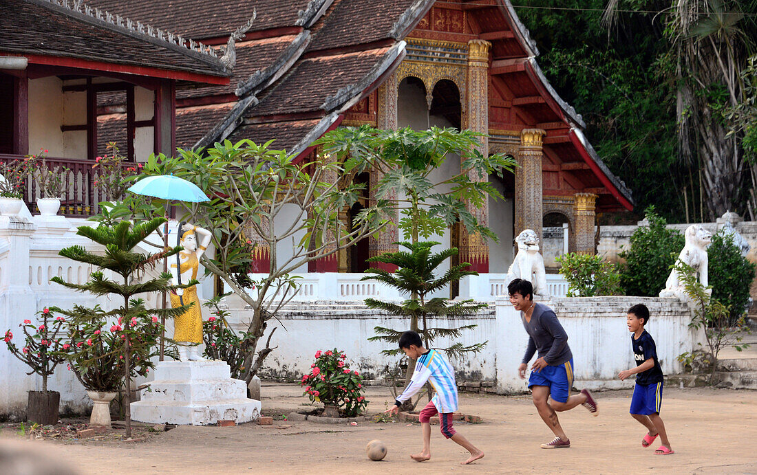 Fussball spielen in Bang Xieng Men am Mekong Ufer bei Luang Prabang, Laos, Asien