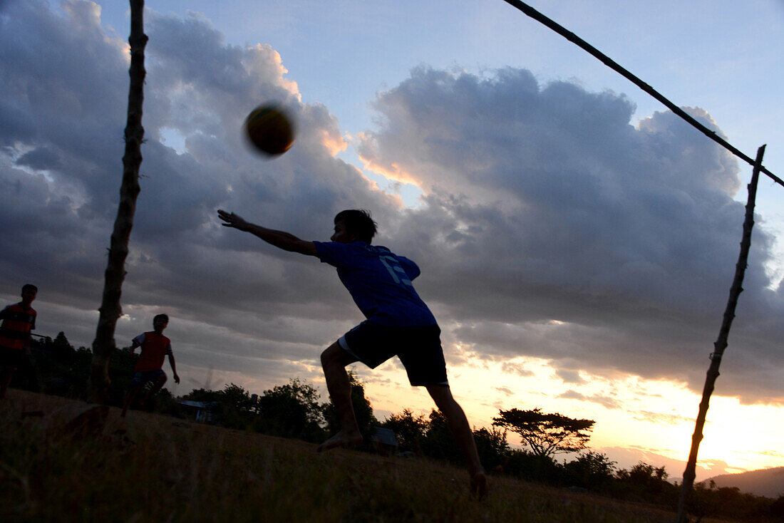 Jungs beim Fussballspielen bei Champasak bei Pakse, Süd-Laos, Laos, Asien