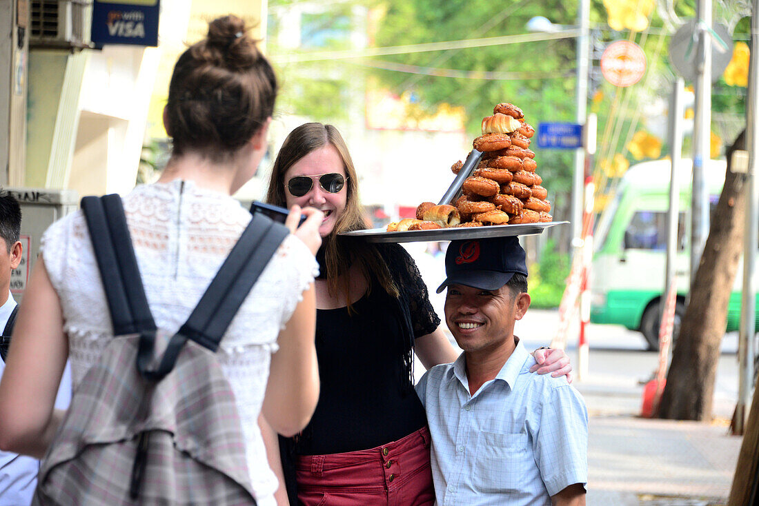 Touristinnen und Vietnamese in Saigon, Ho Chi Minh-City, Vietnam, Asien