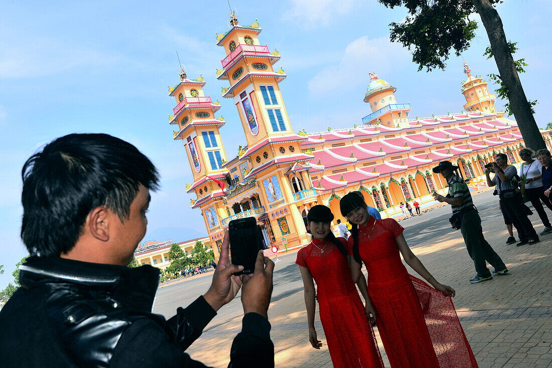 Mann beim Fotografieren an der Kathedrale von Tay Ninh, Vietnam, Asien