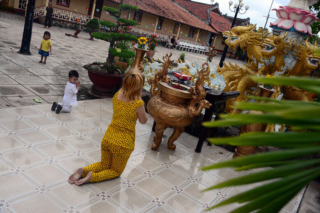 Leute beim Beten, Tempel in An Binh im Mekong-Delta bei Vinh Long, Vietnam