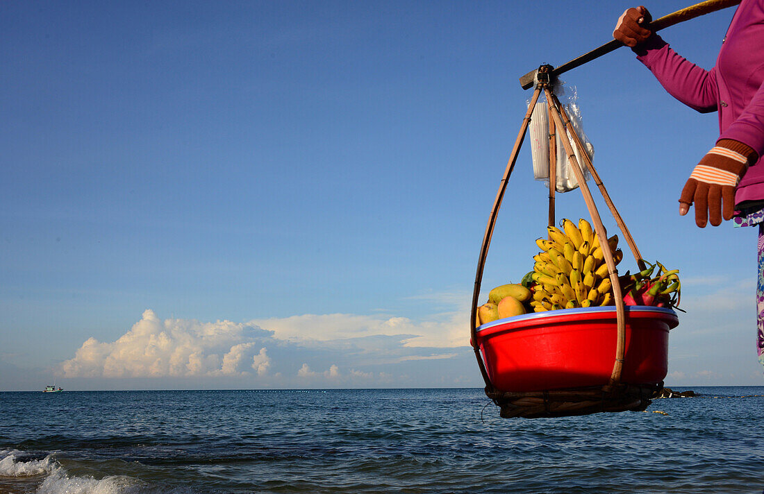 Frau mit Obst, Strand von Longbeach auf der Insel Phu Quoc, Vietnam, Asien
