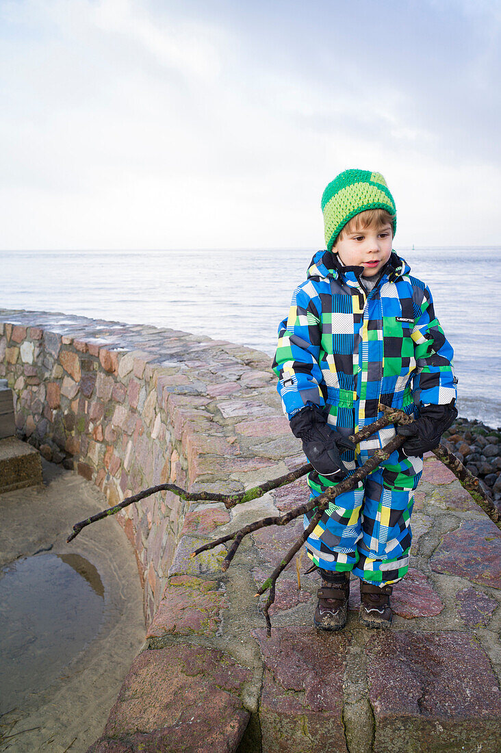 Vor einer Veröffentlichung bitte Kontakt mit der Bildagentur LOOK aufnehmen - Junge an der Nordsee, Cuxhaven, Nordsee, Niedersachsen, Deutschland
