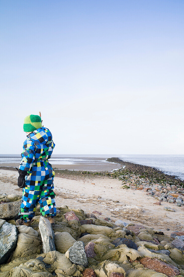 Junge geht am Strand spazieren, Cuxhaven, Wattenmeer, Nordsee, Elbemündung, Niedersachsen, Deutschland