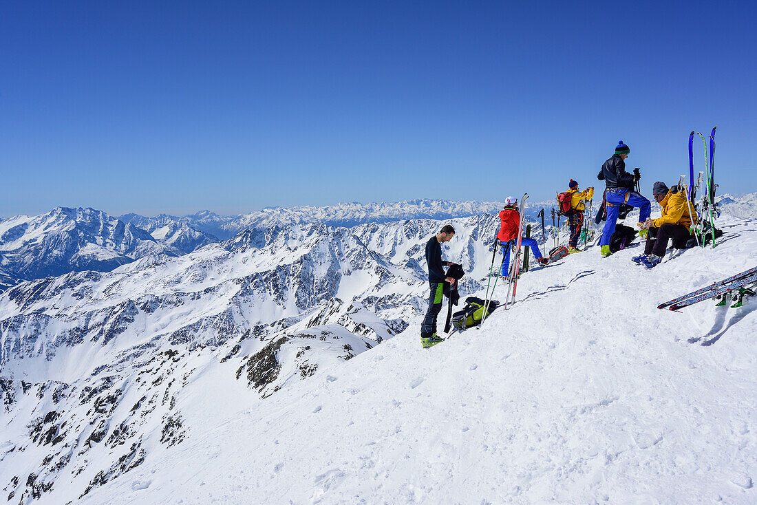 Mehrere Personen auf Skitour stehen am Gipfel der Punta San Matteo auf, Bergamasker Alpen im Hintergrund, Punta San Matteo, Val dei Forni, Ortlergruppe, Lombardei, Italien