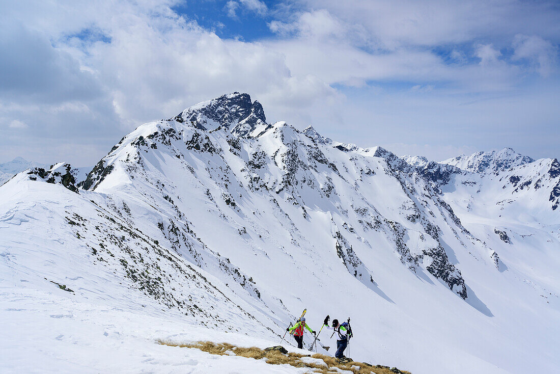 Zwei Personen auf Skitour steigen zum Piz Sursass auf, Piz Nuna im Hintergrund, Piz Sursass, Sesvennagruppe, Engadin, Graubünden, Schweiz