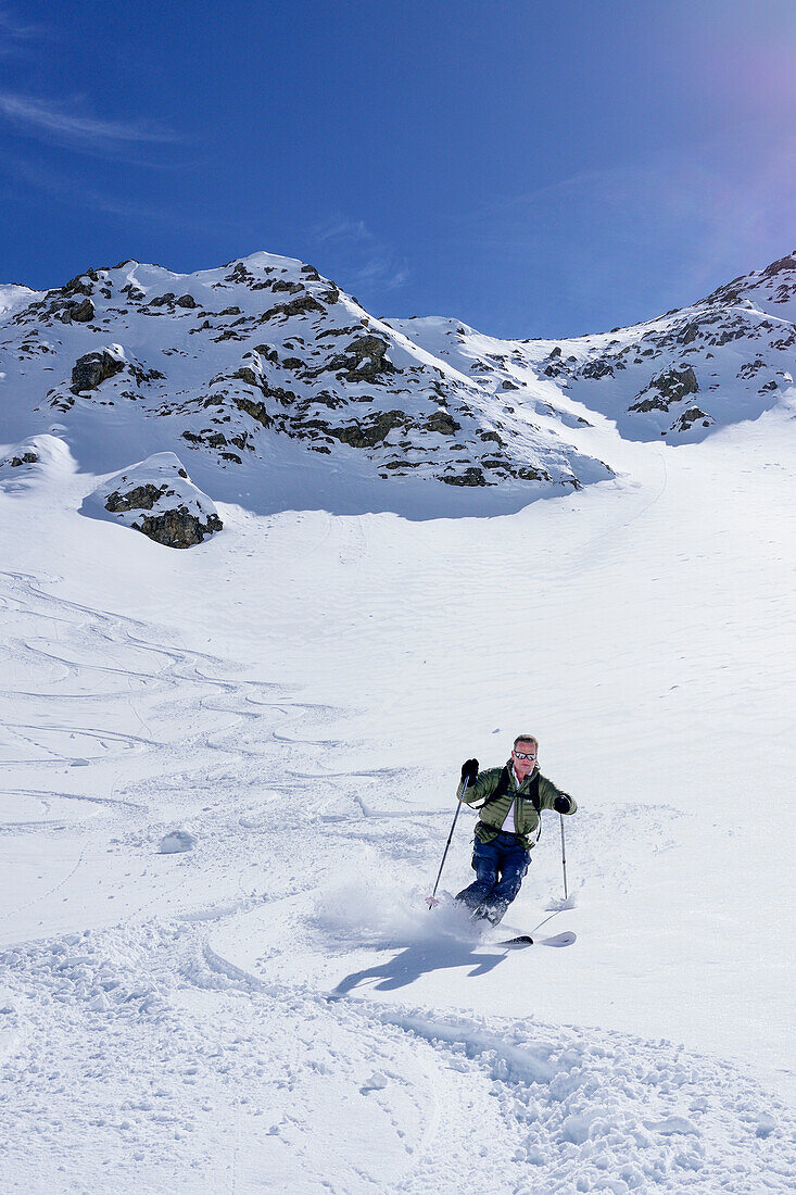 Mann auf Skitour fährt vom Piz Uter ab, Piz Uter, Livignoalpen, Engadin, Graubünden, Schweiz