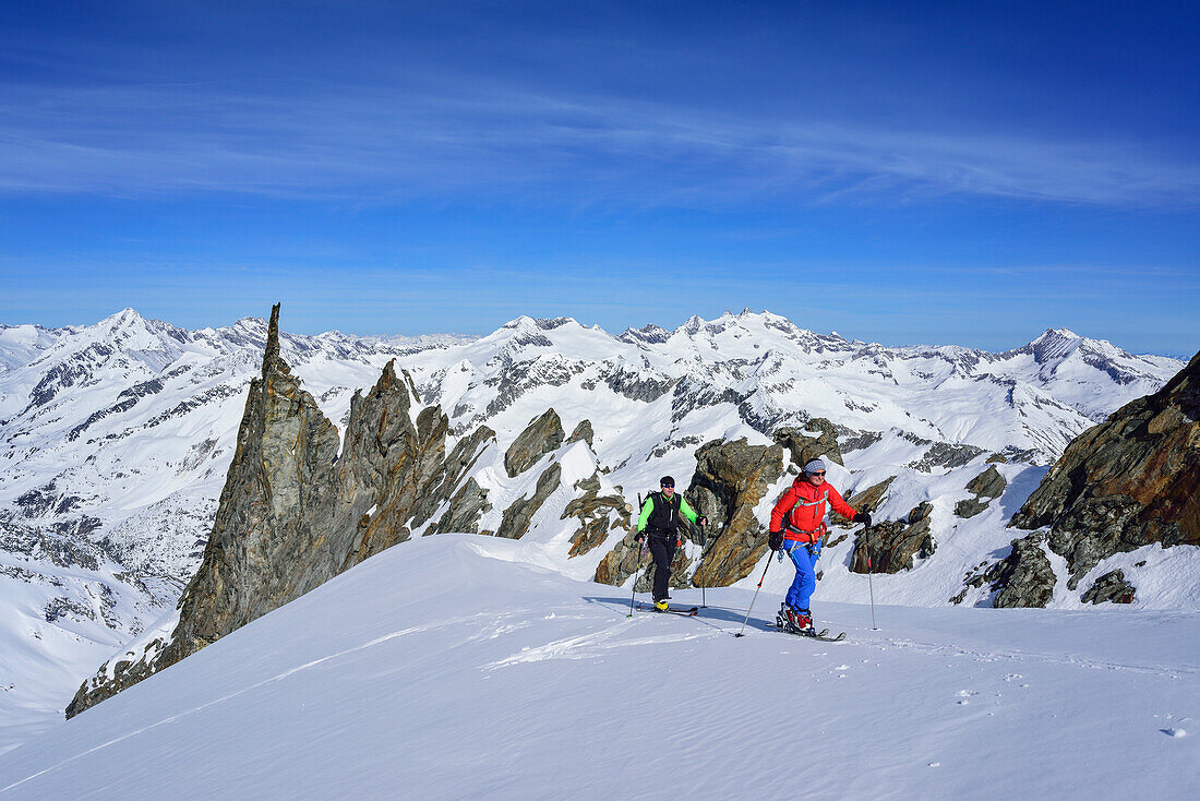 Zwei Personen auf Skitour steigen zur Dreiherrnspitze auf, Dreiherrnspitze, Ahrntal, Hohe Tauern, Südtirol, Italien