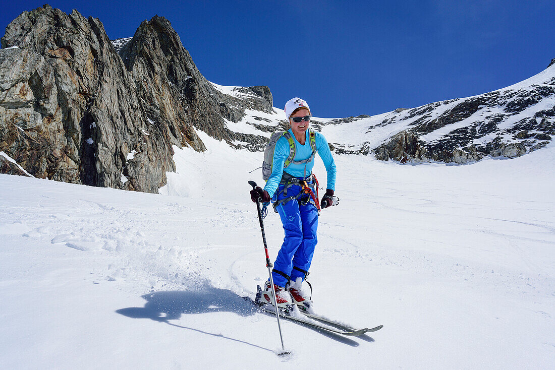 Frau auf Skitour fährt von der Dreiherrnspitze ab, Dreiherrnspitze, Ahrntal, Hohe Tauern, Südtirol, Italien