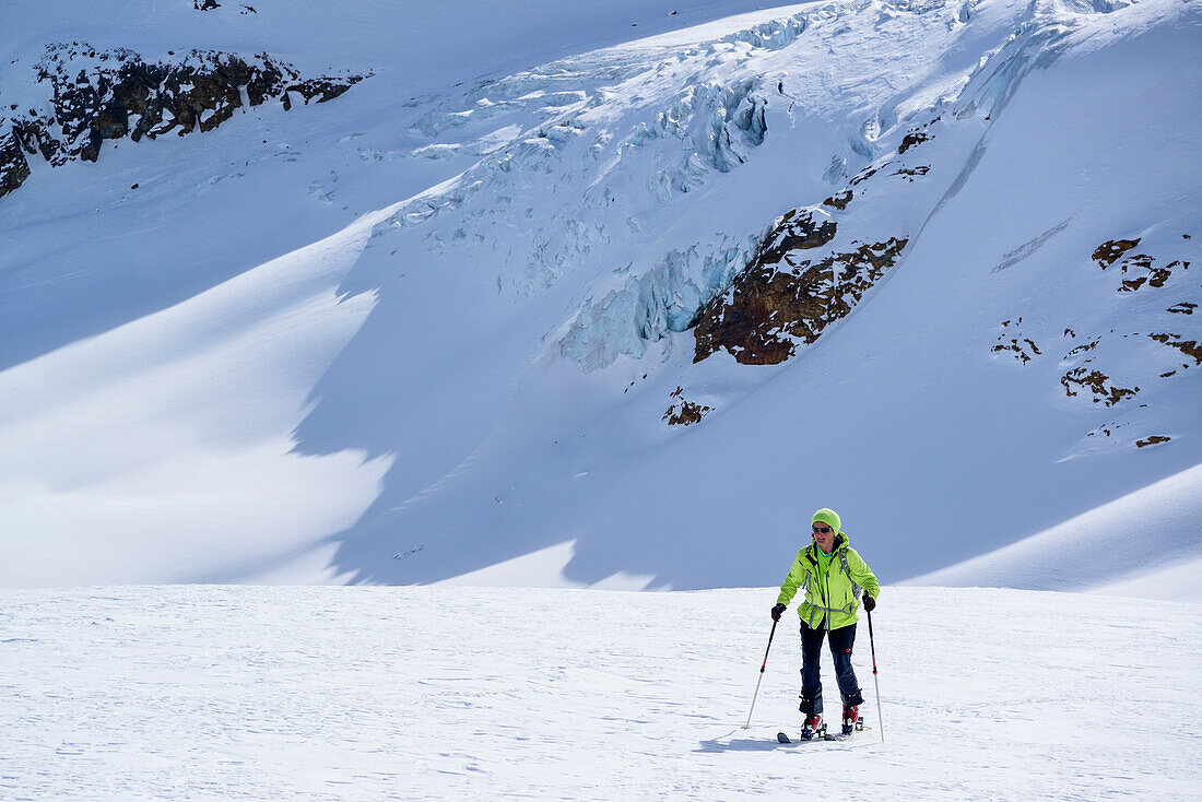 Frau auf Skitour steigt zum Pizzo Tresero auf, Gletscher im Hintergrund, Pizzo Tresero, Val dei Forni, Ortlergruppe, Lombardei, Italien