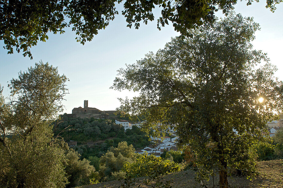Festung und Kirche auf einem Hügel, Almonaster la Real, Sierra de Aracena, Huelva, Andalusien, Spanien