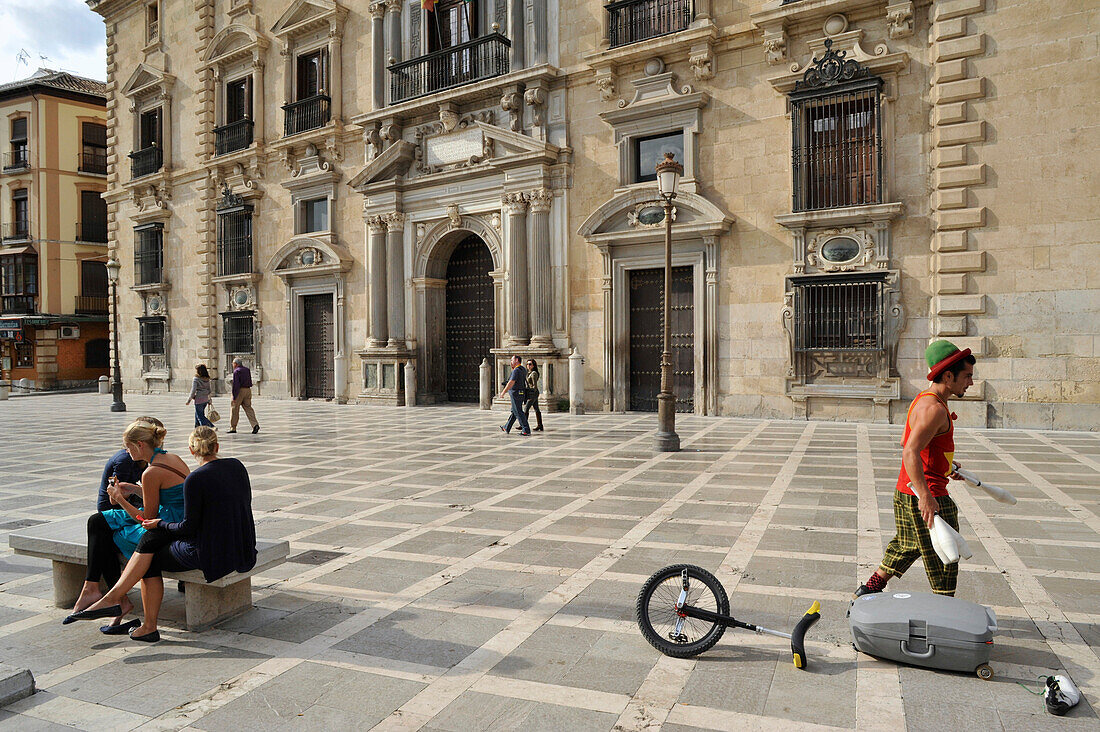 Touristen und Jongleur auf der Plaza Nueva in Granada, Andalusien, Spanien, Europa