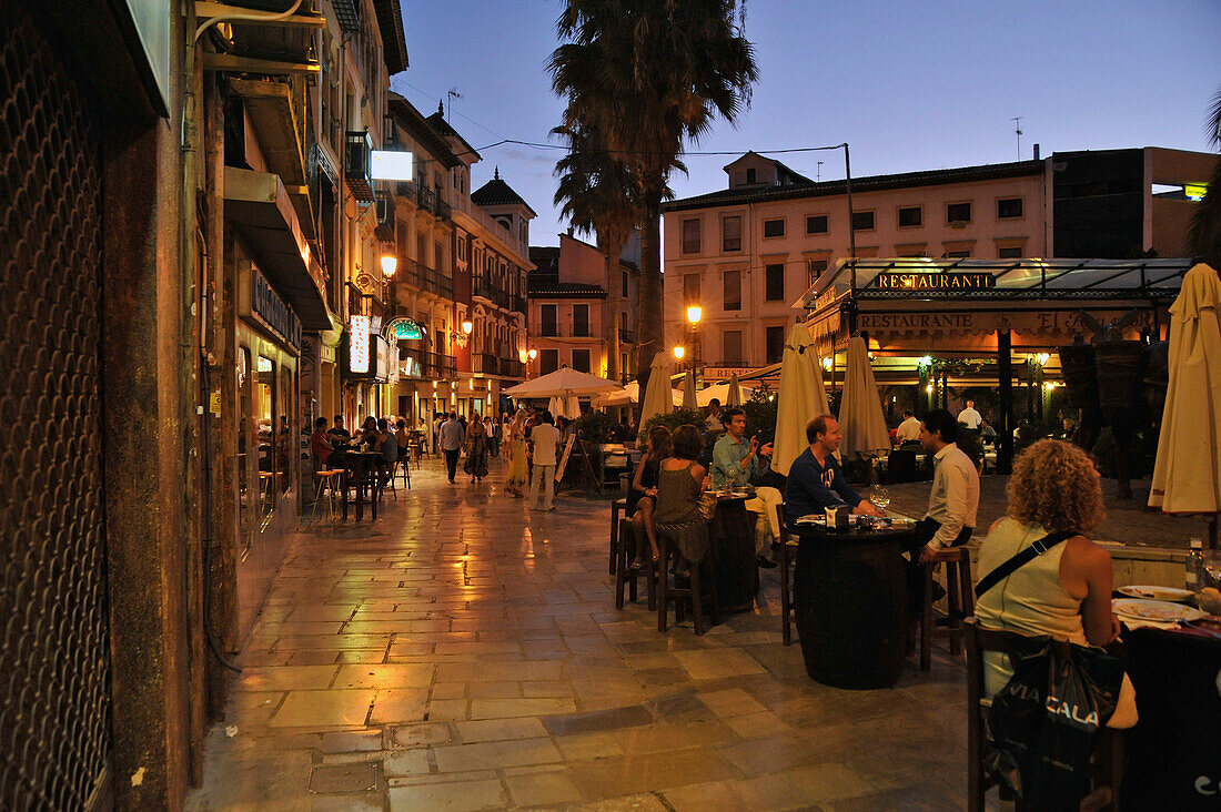 Plaza Romanilla mit Restaurants und Menschen am Abend, Granada, Andalusien, Spanien