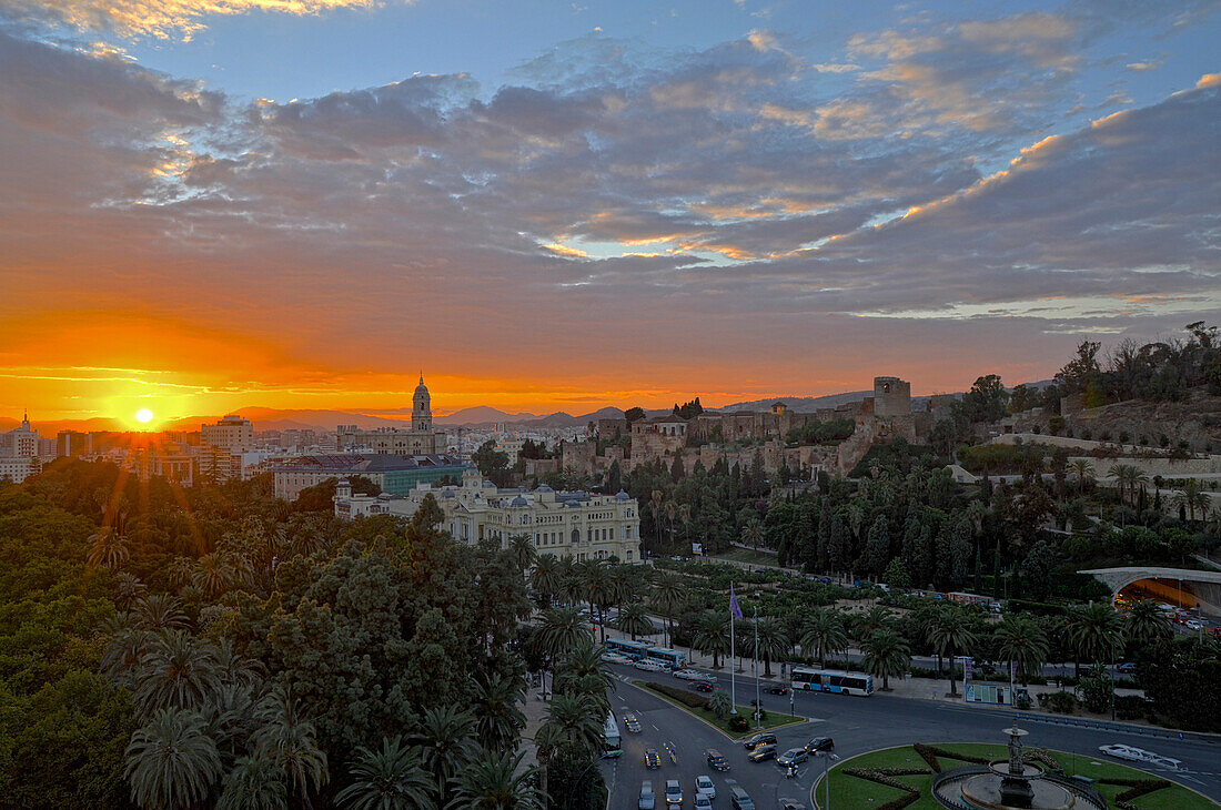 Blick bei Sonnenuntergang von Hochhaus über die Altstadt und die Festung, Alcazaba, Malaga, Andalusien, Spanien